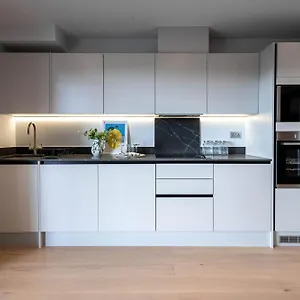 Stylish With Balcony For Upper & Free Parking In A Prime Location - Five Miles From Heathrow Airport Uxbridge